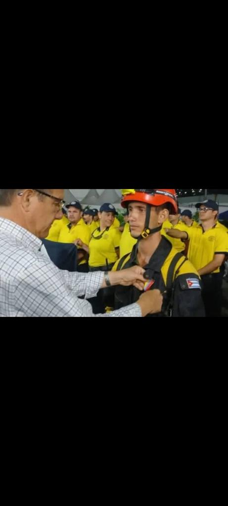 Comunicadora16's tweet photo. Nos llena de orgullo el reconocimiento a nuestra brigada de rescatistas, merecedora de la medalla "Héroes y Heroínas de Venezuela" por su destacada labor en las zonas afectadas de ese hermano país. 

#Cuba, humanista y solidaria, siempre estará donde haga falta.

#CubaPorLaVida https://t.co/6HGLt2iuDk