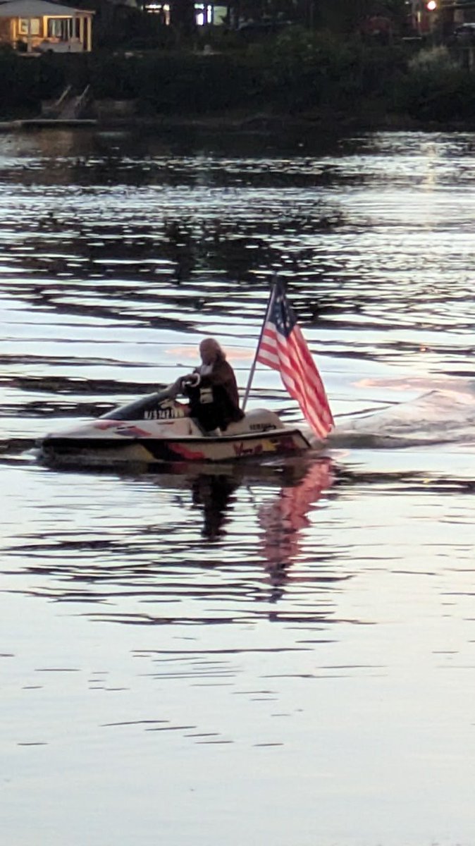 Pantyhacker's tweet photo. @elsathora Better than the show I attended, but I got to see Ben Franklin cross the Delaware on a jet ski, so... https://t.co/k5Gj7P3oKD
