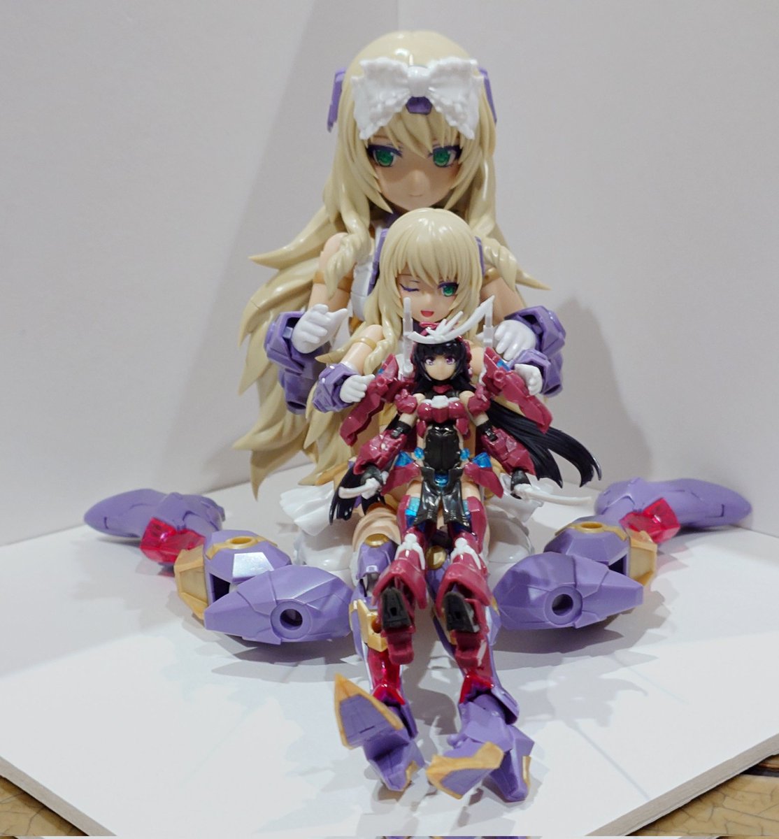 a1custom_'s tweet photo. グランデスケールドゥルガーは良いぞ！
て事でとりあえず素体完成したんで普通サイズのドゥルガーと一緒にパシャリ♪
2枚目～、ハンドスケールは持ってないのでマガツキさんで代用、サイズ差エグいw
さて装備一式は明日作るとしよう https://t.co/HjGuX8DVIf