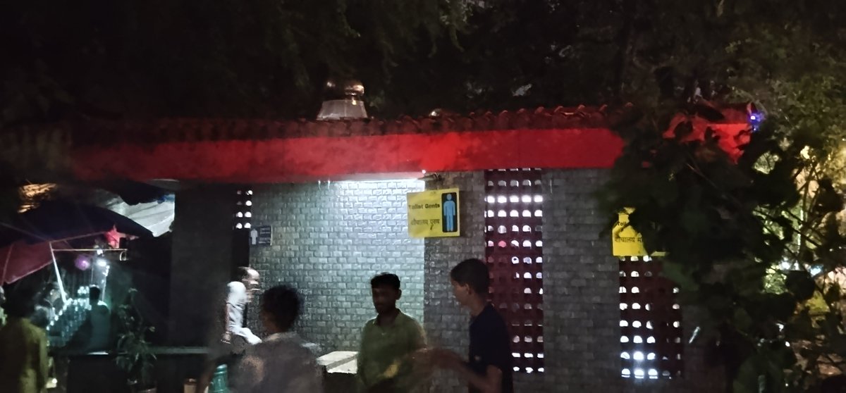 Rohan_Rane1's tweet photo. @mybmc @mybmcWardD @DBMargPS @CPMumbaiPolice this valid to sell  cigarette gutkha on Girgaon chowaptty this is exact at next to chowpatty mutari. Also your cops were standing but they were seems looking not seen suchna strange to see where high profile area and illegal activity https://t.co/Pk1grcixbF