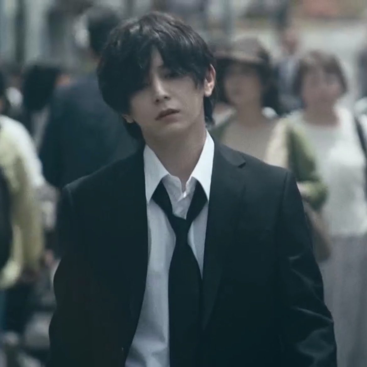 59_yamacha's tweet photo. 妹の葬式では一応喪服は着てるんだけど全く認めてないから着崩してなんなら緩めてる悠くん ぶっ刺さりでした https://t.co/LyeKzMqO8M