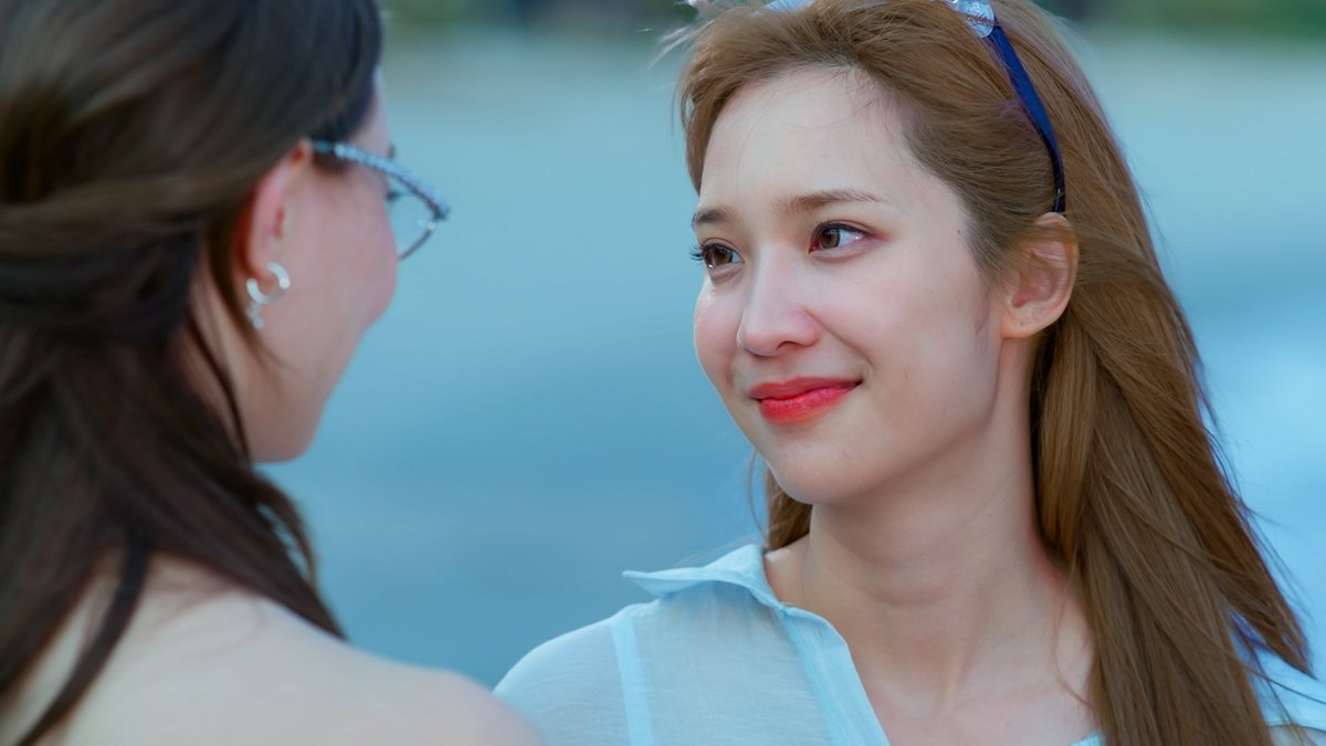 GMMTV's tweet photo. 'แต่ถ้าเสือสวยขนาดนี้ ยอมให้ดุเลยค่ะ' 
นี่คือคนที่หลงแฟนที่สุด 🥰
#EnemiesWithBenefitsFinalEP

@Janhae @Jingjingyu364 https://t.co/3Py1KCQHaK