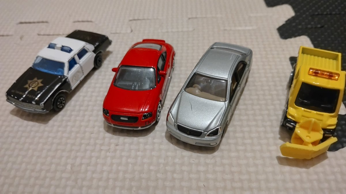 omusoba_mini4's tweet photo. 晩にゃ🐱Impala、アウディ、クラウン、ウニモグ #マジョレット #REALTOY #トミカ https://t.co/6RT4hIvMGL