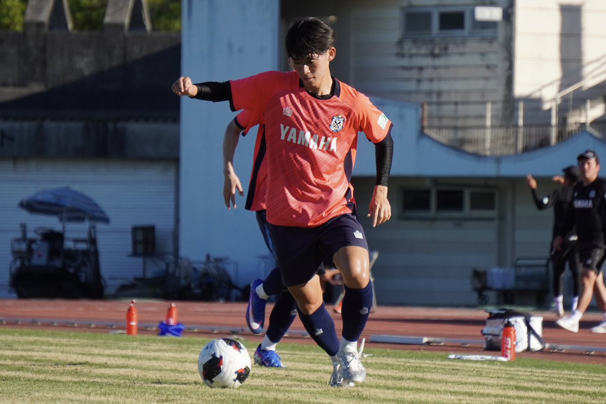fbvps0930's tweet photo. 【沖縄キャンプ3日目】
午後は沖縄SVとのTMへ。結果は3-3ドロー。試合後、秋葉監督にお話を伺いましたが、厳しめの総括でした。
ただ、同時に満たさなければいけない基準が改めてハッキリしたこと、その中で殻を破りそうな選手も！ここから選手たちがさらにどう変化していくかがすごく楽しみです！
写真は良いアピールできたと感じた4人をチョイス！！（あくまで個人的な意見です！）
#ジュビロ磐田 
#沖縄キャンプ
#吉村瑠晟
#太田龍之介
#佐藤大樹
#西岡健斗