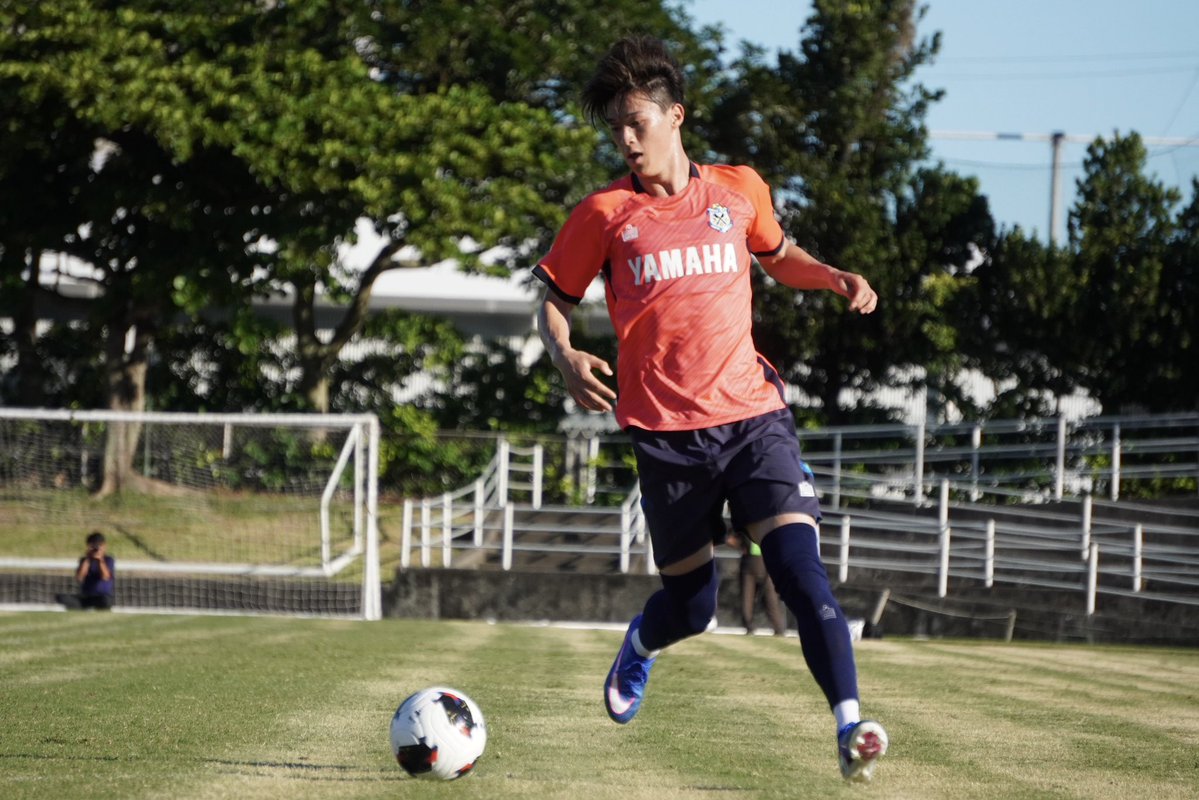 fbvps0930's tweet photo. 【沖縄キャンプ3日目】
午後は沖縄SVとのTMへ。結果は3-3ドロー。試合後、秋葉監督にお話を伺いましたが、厳しめの総括でした。
ただ、同時に満たさなければいけない基準が改めてハッキリしたこと、その中で殻を破りそうな選手も！ここから選手たちがさらにどう変化していくかがすごく楽しみです！
写真は良いアピールできたと感じた4人をチョイス！！（あくまで個人的な意見です！）
#ジュビロ磐田 
#沖縄キャンプ
#吉村瑠晟
#太田龍之介
#佐藤大樹
#西岡健斗