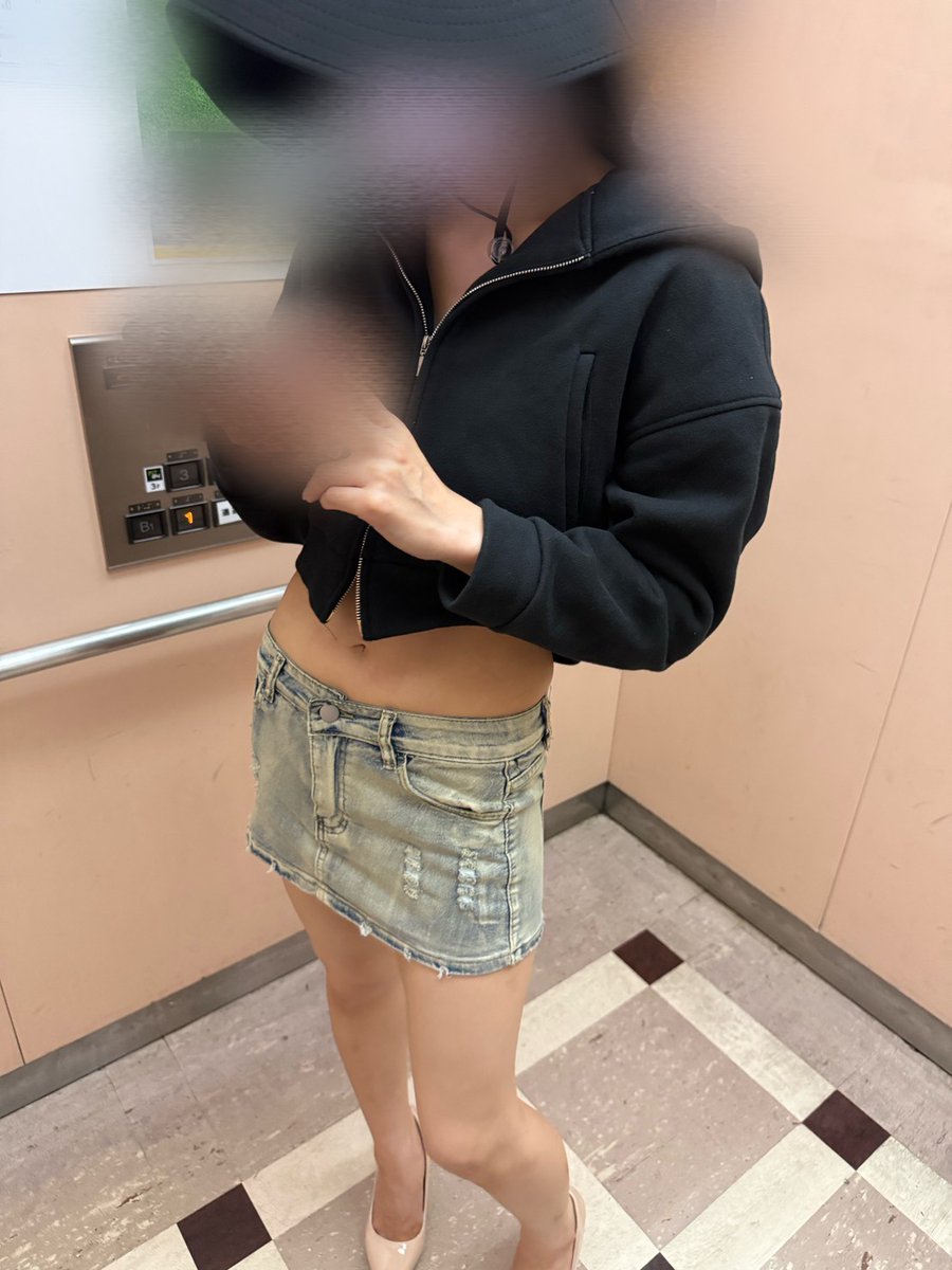 tata1993148's tweet photo. 単独さんとカップルさんに読んで欲しいです。

奥様、彼女様が旦那様にお願いされて仕方なく寝取られ遊びに付き合ってる系のカップルに、奥さんをイカせまくります。何回でもできます！って強チン自慢すると的外れになるので注意です。

変態で女性もノリノリ系のカップルさんだったら喜ばれると思います。
同じ定型文を色んなカップルに撒き散らして数打てばいつか当たるというの方法はもったいない。

カップル側が何をされたら一番嬉しいかを考えられるかも大事。
マイファンズを応援したりその方の活動を応援するのも大事です。ポストの内容やブログの内容などに深く触れて、しっかりチェックしてくれる人だと思わせるのも大事。

寝取られの活動しているとたくさんのDMが届きます。
正直、ほとんどが印象に残らないコピペ文か一言の挨拶です。
だからこそ詳しい自己紹介、活動内容に触れる、奥様を具体的に褒める、奥様への気持ちを伝える。
このアプローチができるだけで他の人よりも何歩もリードできますよ。
ただ、自分主体になりすぎて願望を並べまくってもダメなので書いた文章を見直しましょうね。
一人よがりの自己中はダメです。

ポイントはやりたいマンになるんじゃなくて、この人に抱かせてあげたいなって思わせること。

後はタイミングは１番大事。
良い内容でもタイミングが悪いと返事しない時もある。数か月待っても返事が無かったら内容は少し変えて再度アプローチするのは良いと思う。
募集している時は審査基準が緩くなりますよね。

写真はそこまで重要視していない。
僕の場合は写真を送ってくれる人はその時点でリスクを背負ってくれてる人だから、そこまでする人はドタキャンしない人っていう認識かな。
エロ垢なのに写真のキメ顔とかは無意味で本当にかっこいい人を探しているならXで募集しないんですよ。
だから勝負は写真ではなく文章で決まっているんです。

アプローチの文章に１時間真剣に悩んで作ったら募集しているカップルならほぼ会えると思いますよ。
想いが伝わればちゃんと返信するものなんです。

僕は貸し出す側としてこんな気持ちですが、他のカップルさんはどう思いますか～？