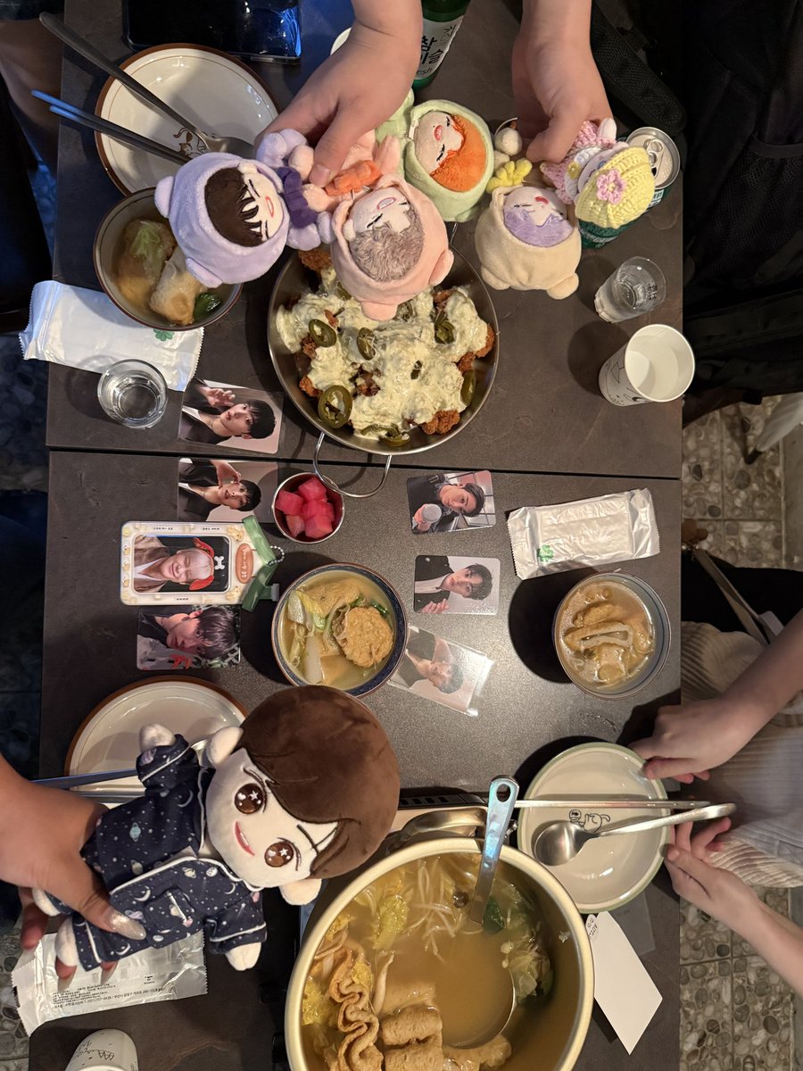 rabb_jin's tweet photo. 오늘 다시 한번 재입덕한것에 너무 감사했어요. 양일 처음으로 콘서트 갔고 동행 로하언니들과 함께 산하 얘기도 하고 맥상맥하에서 산하도 보고(?)
어려서는 덕질하면서 후회되는 일 많았는데 이번에는 후회보다는 행복한 일이 가득해서 좋아요. 다들 오래 봐요 ㅎ https://t.co/nBMgrRKsji