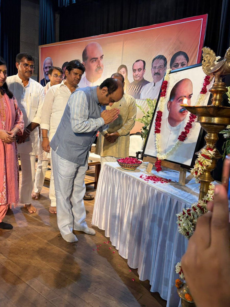 SudhanshuTrived's tweet photo. आज नई दिल्ली के NCUI ऑडिटोरियम, नई दिल्ली में डॉ. श्यामा प्रसाद मुखर्जी जी की 125वीं जयंती के अवसर पर @BJP4Delhi द्वारा आयोजित संगोष्ठी में नई दिल्ली लोकसभा सांसद सुश्री @BansuriSwaraj  जी, विधायक श्री अनिल शर्मा जी, श्री सतीश उपाध्याय जी, श्री नीरज बैसोया जी, नई दिल्ली जिला अध्यक्ष श्री रविन्द्र चौधरी जी, समस्त पार्टी पदाधिकारियों एवं कार्यकर्ताओं के साथ सहभागिता का अवसर प्राप्त हुआ।

इस अवसर पर पदाधिकारियों एवं समर्पित कार्यकर्ताओं के साथ संवाद कर संगठन की विचारधारा, राष्ट्रसेवा के संकल्प तथा जनसेवा के प्रति हमारी प्रतिबद्धता को और अधिक सुदृढ़ बनाने का आह्वान किया।

साथ ही, डॉ. श्यामा प्रसाद मुखर्जी जी के आदर्शों एवं संकल्पों के अनुरूप आत्मनिर्भर, सशक्त और सांस्कृतिक राष्ट्रवाद से प्रेरित विकसित भारत के निर्माण हेतु आदरणीय प्रधानमंत्री श्री @narendramodi जी के नेतृत्व में चल रहे राष्ट्रनिर्माण के अभियान पर भी अपने विचार साझा किए।