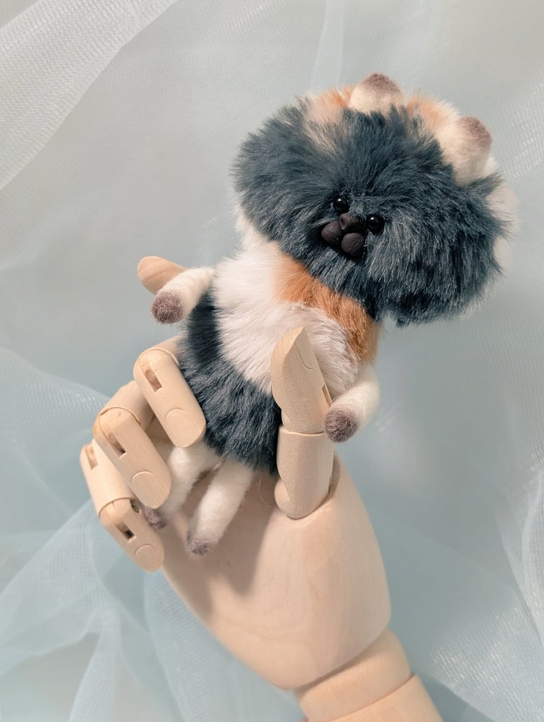 _mofuzo_'s tweet photo. もふ造「にゃんころ」捕まえました！
猫かどうかも怪しい子ですが…
メルカリにて出品中です！
 #もふ造  #ハンドメイド  #アートドール  #メルカリ https://t.co/kQWt1V3bRk