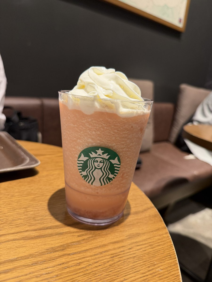 hiro_1303_'s tweet photo. 絶賛ダイエット中なので、今日はスタバの新作フラペチーノだけにしました。美味しくいただきました。夏が嫌いです。もう、どこ歩いても蒸し暑くて…かなり気分が萎える。。夏が好き！と言える人はすごいなぁ…。涼しい部屋で、性癖が奇跡的に合う人のお相手ができれば嬉しい、2026年夏☀️
#クンニ #大阪 https://t.co/EIqXwplUVC