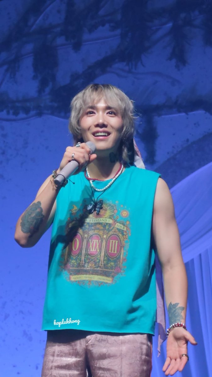 KoplakHong's tweet photo. Kangen anak angkat aku.
Baru seminggu. Gimana nunggu setahun lagi buat ke 20th anniv.
Hey kamu @skullhong yakin ga ada FATE Jakarta nih?
Kartu namaku ga ilang kan di tas belanjaan?
#ftisland #fateinsg #ftislandinsingapore https://t.co/dIDKfoSJvv