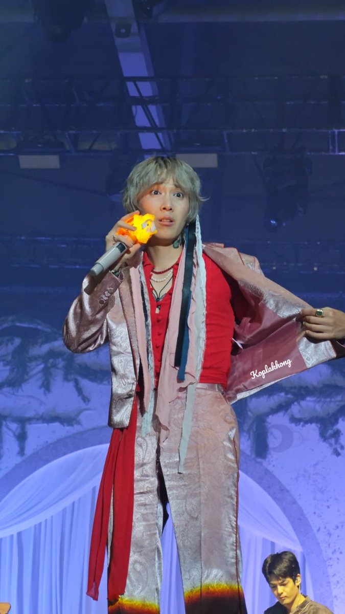 KoplakHong's tweet photo. Kangen anak angkat aku.
Baru seminggu. Gimana nunggu setahun lagi buat ke 20th anniv.
Hey kamu @skullhong yakin ga ada FATE Jakarta nih?
Kartu namaku ga ilang kan di tas belanjaan?
#ftisland #fateinsg #ftislandinsingapore https://t.co/dIDKfoSJvv