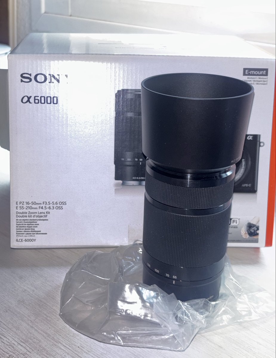 carmxnn's tweet photo. Holaa, estoy vendiendo este teleobjetivo Sony E 55-210 mm f/4.5-6.3 OSS (SEL55210) para cámaras Sony Alpha APS-C por 170 euros, y por ello estoy siendo una pesada en todas las redes (para algo productivo que veo de ellas habrá que usarlo): https://t.co/TwOWz8Xrfo