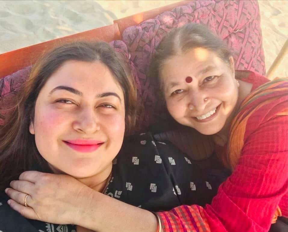 NayakRagini's tweet photo. मां
तुम्हारे साथ रहकर 
हमेशा मुझे लगा
कि मैं असमर्थताओं से नहीं 
संभावनाओं से घिरी हूँ ✨

हर दीवार में बना सकती हूँ द्वार 
और हर द्वार से निकाल सकती हूँ
पूरा का पूरा पहाड़ 👊🏻

तुम हो, तो कुछ असंभव नहीं
तुम हो, तो मैं हूँ संपूर्ण 🌈

जन्मदिन मुबारक प्यारी मम्मा ❤️
(रंजना नायक) 😘 https://t.co/40LXhZqfs2
