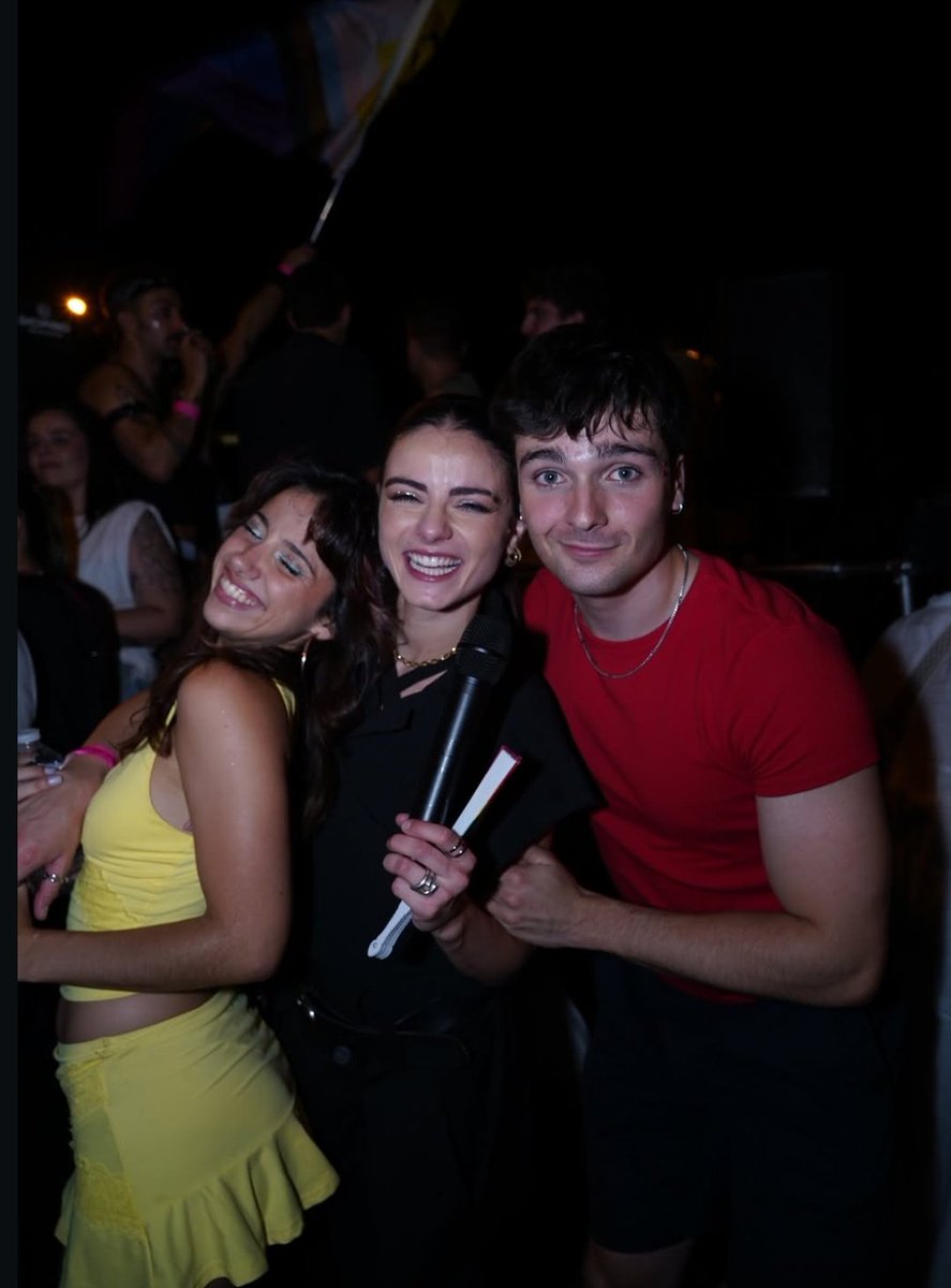 maxinfo_'s tweet photo. Otra foto más de Max anoche con @luciadelapuerta y Ana de Alva en la carroza del orgullo de Lucía. https://t.co/95D7En0yLo