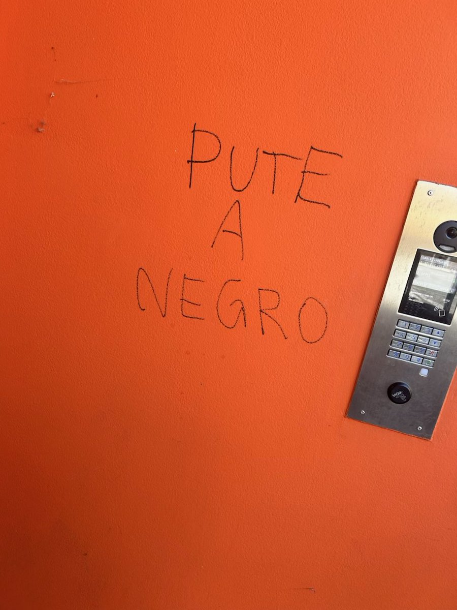 dal2syo's tweet photo. bâtiment étudiant normal à rennes (blancs de gauche racistes) https://t.co/yH9xWSpVMa