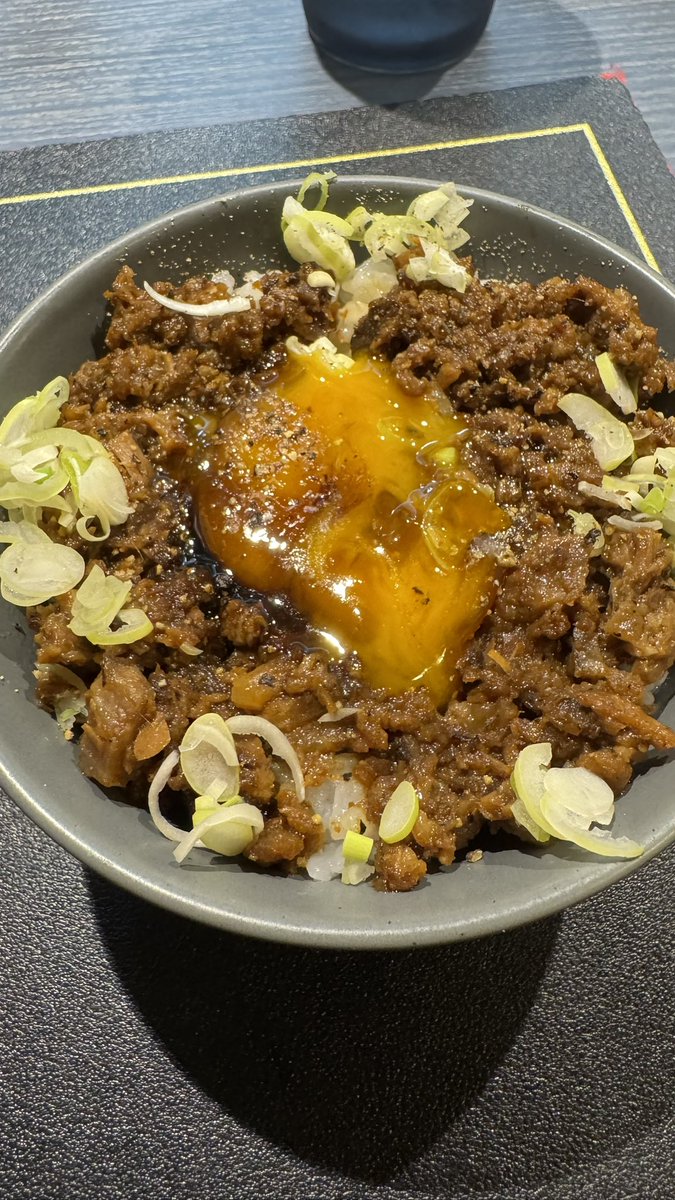 DATURA_30MM's tweet photo. 今日の昼はBitのラーメン。
チャーシュー丼付けちゃった。
シナチクではなくキノコのオイル漬けが入ってるんよ。
赤いのはドライトマト。チャーシューは燻製してある。
バリくそ美味い。 https://t.co/QTvgDrOJpi