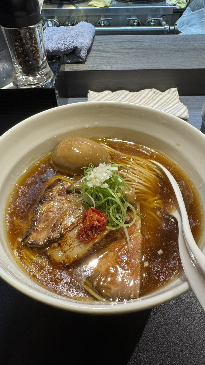 DATURA_30MM's tweet photo. 今日の昼はBitのラーメン。
チャーシュー丼付けちゃった。
シナチクではなくキノコのオイル漬けが入ってるんよ。
赤いのはドライトマト。チャーシューは燻製してある。
バリくそ美味い。 https://t.co/QTvgDrOJpi