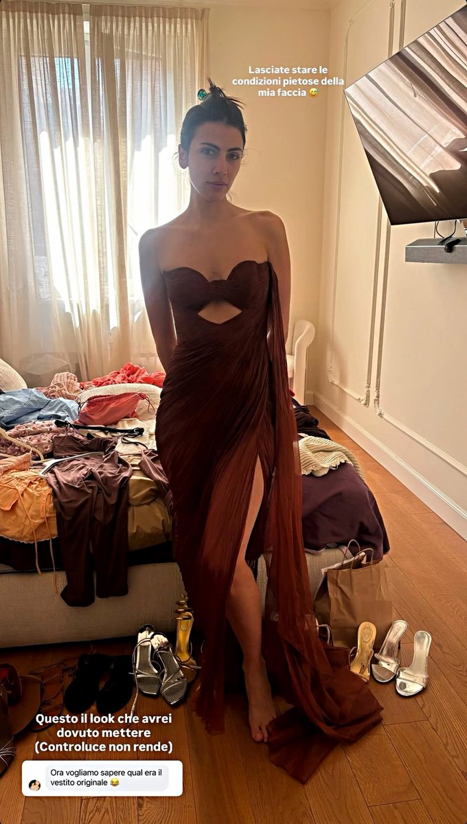 LauraA935's tweet photo. L' outfit indossato e quello che avrebbe dovuto indossare... Era divino wow ❤️‍🔥❤️‍🔥❤️‍🔥 #giuliasalemi #prelemi https://t.co/xZ6zDQ3Qqo