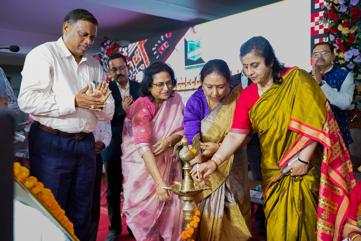 OfficialIGNOU's tweet photo. 𝐈𝐆𝐍𝐎𝐔 signed 𝐌𝐨𝐔 with @OSOUOfficial to strengthen collaboration in ODL. VC Prof Uma Kanjilal highlighted AI-enabled &amp; learner-centric education, after formalising the agreement with OSOU. 𝐃𝐫. 𝐌𝐫𝐢𝐝𝐮𝐥𝐚 𝐓. 𝐏𝐫𝐚𝐝𝐡𝐚𝐧 graced the occasion as 𝐂𝐡𝐢𝐞𝐟 𝐆𝐮𝐞𝐬𝐭 https://t.co/2MCsezpfWG