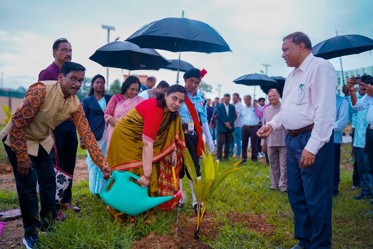 OfficialIGNOU's tweet photo. 𝐈𝐆𝐍𝐎𝐔 signed 𝐌𝐨𝐔 with @OSOUOfficial to strengthen collaboration in ODL. VC Prof Uma Kanjilal highlighted AI-enabled &amp; learner-centric education, after formalising the agreement with OSOU. 𝐃𝐫. 𝐌𝐫𝐢𝐝𝐮𝐥𝐚 𝐓. 𝐏𝐫𝐚𝐝𝐡𝐚𝐧 graced the occasion as 𝐂𝐡𝐢𝐞𝐟 𝐆𝐮𝐞𝐬𝐭 https://t.co/2MCsezpfWG
