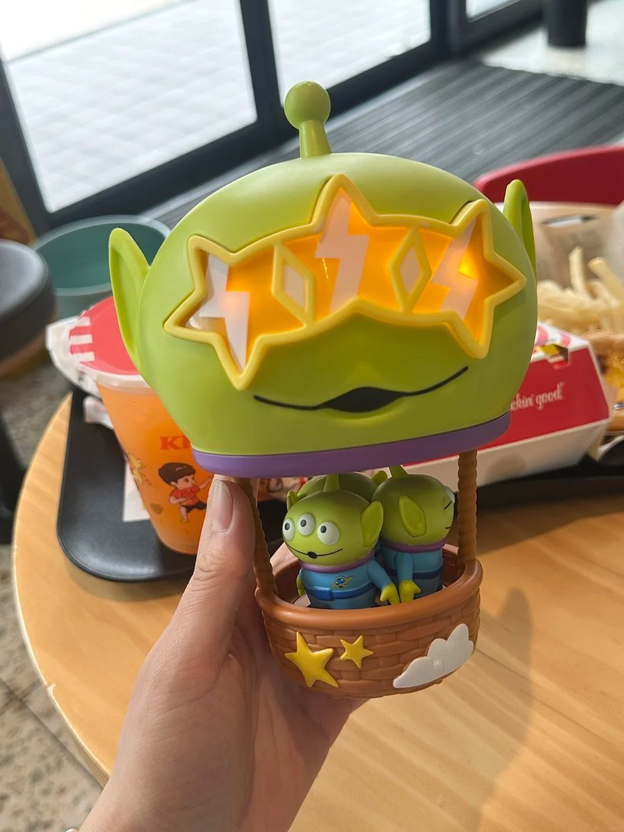 Morenmore_th's tweet photo. KFC x Toy Story 5 อีกคอลที่น่าสะสมมาก น่ารักทุกแบบเลย! 
มีเฉพาะสาขาที่จีนนะคะ มีให้สะสมทั้งหมด 6 แบบนะคะ 🍗🦖

มัดจำ 100 | ส่งฟรี ꕤ https://t.co/KKzjDS9FtK
