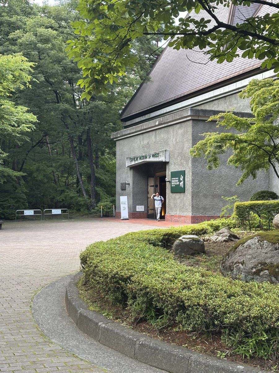 X_Kyonp's tweet photo. 八ヶ岳まで足を運んだので、サントリー白州蒸溜所にも立ち寄った。子連れは工場見学出来ないので、レストランでお食事いただいて、ミュージアムとウィスキーのテイスティングを(夫が)楽しみました(私は運転係)。

シンガポールに帰ってきて、白州の値段見てびっくり。日本の倍以上のお値段するのね。 https://t.co/BCZM6GSjvE