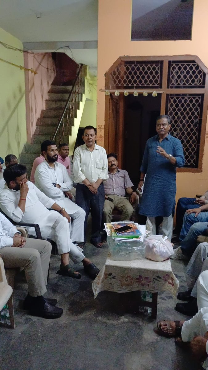 Surajvm679945's tweet photo. दिल्ली प्रदेश कांग्रेस कमेटी के अध्यक्ष आदरणीय श्री देवेंद्र यादव जी के दिशा-निर्देशानुसार आज रोहतास नगर विधानसभा के रोहतास नगर ब्लॉक में संगठनात्मक मासिक बैठक का आयोजन किया गया।

बैठक में दिल्ली प्रदेश कांग्रेस के उपाध्यक्ष एवं उत्तर-पूर्वी लोकसभा प्रभारी श्री लक्ष्मण रावत जी, बाबरपुर जिला कांग्रेस कमेटी के अध्यक्ष श्री राजकुमार जैन जी, बाबरपुर जिला प्रभारी श्री लोकेंद्र चौधरी जी एवं ब्लॉक अध्यक्ष श्री मुकेश पांचाल जी उपस्थित रहे।

बैठक में संगठन को बूथ स्तर तक मजबूत बनाने, आगामी कार्यक्रमों एवं SIR अभियान को सफल बनाने पर चर्चा की गई। इस अवसर पर पूर्व निगम पार्षद श्री अनिल गौतम जी, श्री अश्वनी भारद्वाज जी, श्री दीपक शर्मा जी, श्री आर. डी. कौशिक जी, श्री जय जय राम जी, श्री अरुण पाल जी, श्री पीतांबर जोशी जी, श्री नरेश शर्मा जी, श्री रवि गौतम जी सहित ब्लॉक पदाधिकारी, वरिष्ठ कांग्रेसजन एवं कार्यकर्ता बड़ी संख्या में उपस्थित रहे।

सूरज वाल्मीकिप्रभारी रोहतास नगर विधानसभाकोंडली विधानसभा | वार्ड 194 (घड़ौली)भारतीय वाल्मीकि धर्म सभा (भारत)राष्ट्रीय सचिव