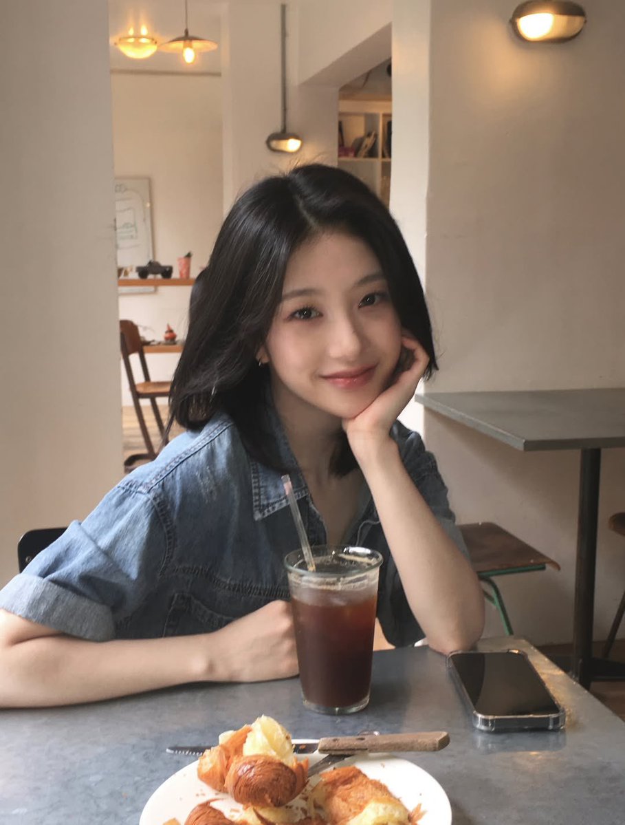 sequielles's tweet photo. @interxthread Ya begitu lah pokonya guyss, hehe. 

Mau bilang makasih dan maaf ya kalo banyak kurangnya selama menjadi OWEN. 

Ayo berteman, janji gak asing kan?? https://t.co/btkWE6tpXA