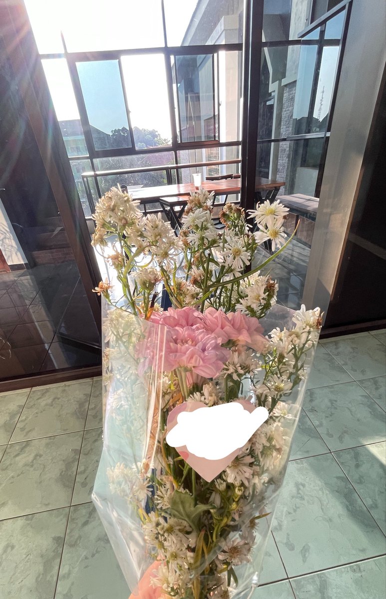 renaishance_'s tweet photo. gak pernah kepikiran pas demis bakal dikasih bunga🤣 https://t.co/RhTSrcIEPQ