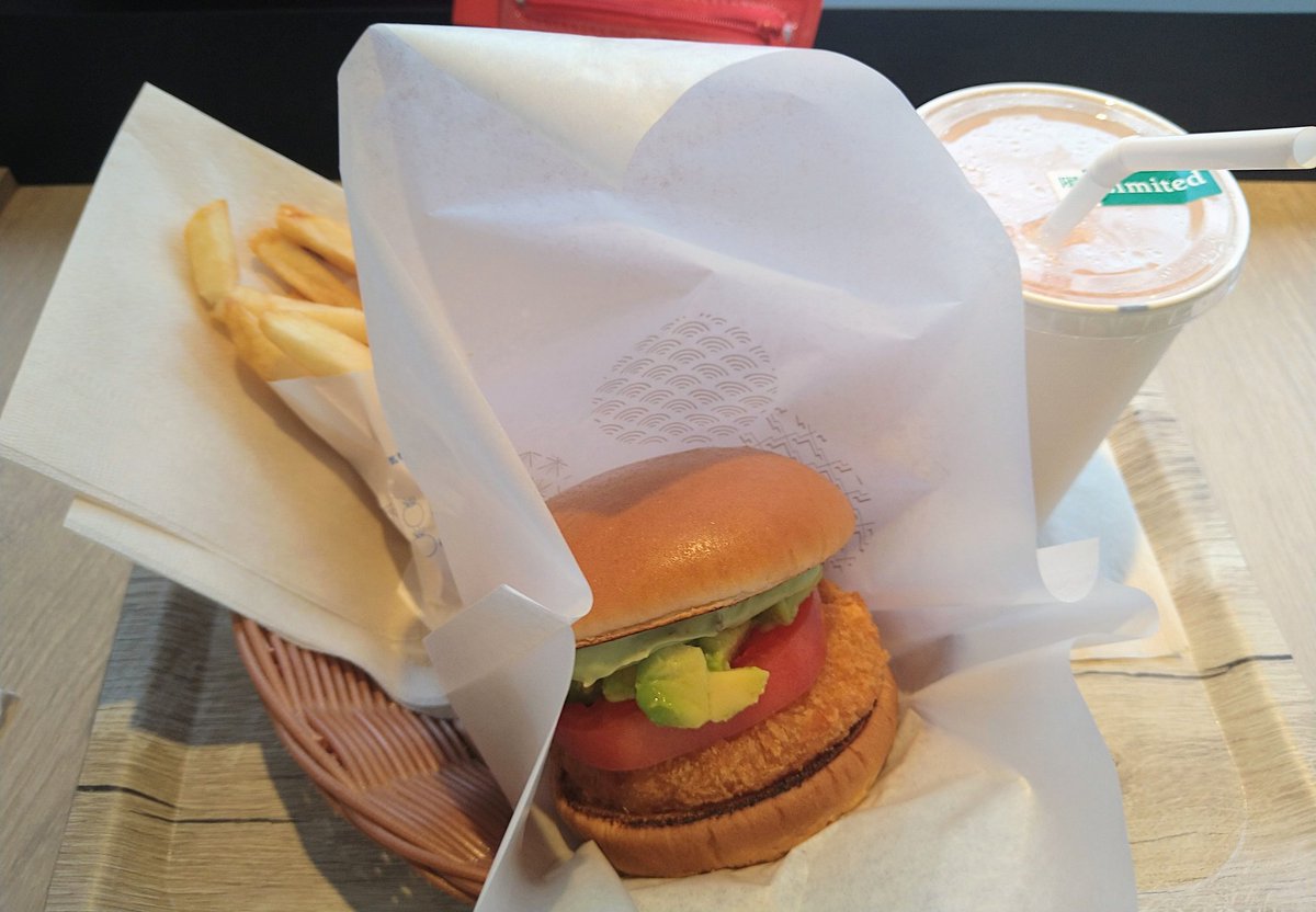 Love_Emotion007's tweet photo. 先週だけど期間限定のアボカド海老カツバーガー🍔食べたー。
美味しかったー💕💕💕
間に合ってよかった🤗

明菜様まであと1週間だー😆

#ランチ
#モスバーガー 
#アボカド海老カツバーガー
#期間限定バーガー https://t.co/ZuosMC1McE