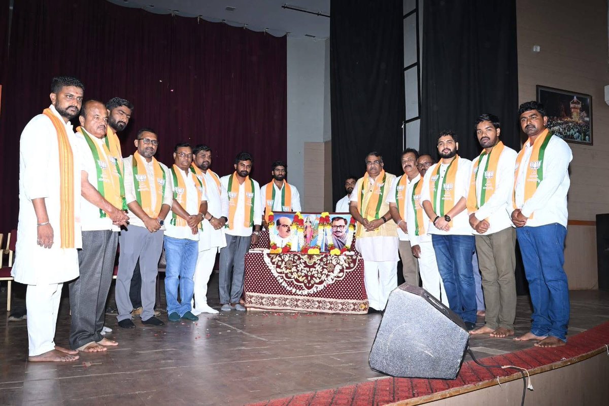 preetamarakeri's tweet photo. ಭಾರತೀಯ ಜನತಾ ಪಾರ್ಟಿ ಹುಬ್ಬಳ್ಳಿ ಧಾರವಾಡ ಮಹಾನಗರ ಜಿಲ್ಲಾ ಯುವ ಮೋರ್ಚಾ ಘಟಕದ ವತಿಯಿಂದ ಭಾರತೀಯ ಜನಸಂಘದ ಸಂಸ್ಥಾಪಕ ಅಧ್ಯಕ್ಷರಾದ ಡಾ.ಶ್ಯಾಮಪ್ರಸಾದ ಮುಖರ್ಜಿ ಅವರ 125 ನೇಯ ಜನ್ಮ ವಾರ್ಷಿಕೋತ್ಸವದ ಸ್ಮರಣಾರ್ಥ ಪಾಕ್ಷಿಕದ ಅಂಗವಾಗಿ ಧಾರವಾಡದ ಸನ್ನಿಧಿ ಸಭಾಭವನದಲ್ಲಿ ಜರುಗಿದ “ವಿದ್ಯಾರ್ಥಿ ಸಮ್ಮೇಳನ” https://t.co/y90AJ36nbm
