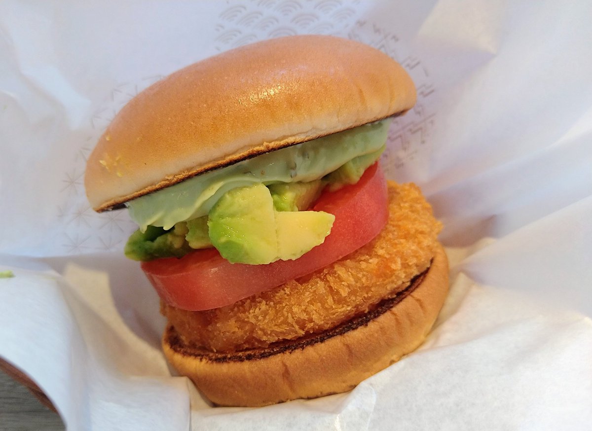 Love_Emotion007's tweet photo. 先週だけど期間限定のアボカド海老カツバーガー🍔食べたー。
美味しかったー💕💕💕
間に合ってよかった🤗

明菜様まであと1週間だー😆

#ランチ
#モスバーガー 
#アボカド海老カツバーガー
#期間限定バーガー https://t.co/ZuosMC1McE