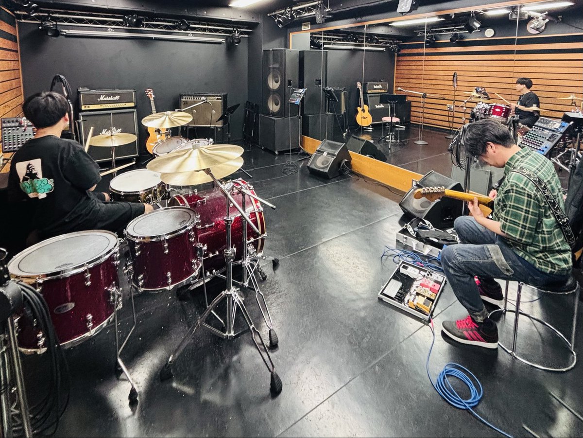 monsterparents4's tweet photo. もう我慢出来ないから言っちゃうけど
今度の新曲はバンド初の！
バンド初のぉっ！

キャーーーッ！！

お楽しみにっ！ https://t.co/W6DLQHODXY