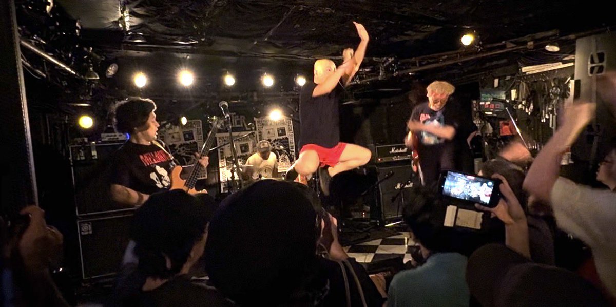 Ranwakaba's tweet photo. 本日はNEW FAST SPEED PUNKレコ発へ🔥️
昨日会ったばっかの人もチラホラいたよね☺️

ヒデジくんの「照明さん、ストロボいらないです。なぜならオレ自身が輝くから」ってMCでシビれちゃいましたねぇ⚡️⚡️⚡️

完全撤収時間ギリギリだったようで、ゆっくり物販見れなかった💦️また今度行くときに！ https://t.co/tsaO8Cc9ia
