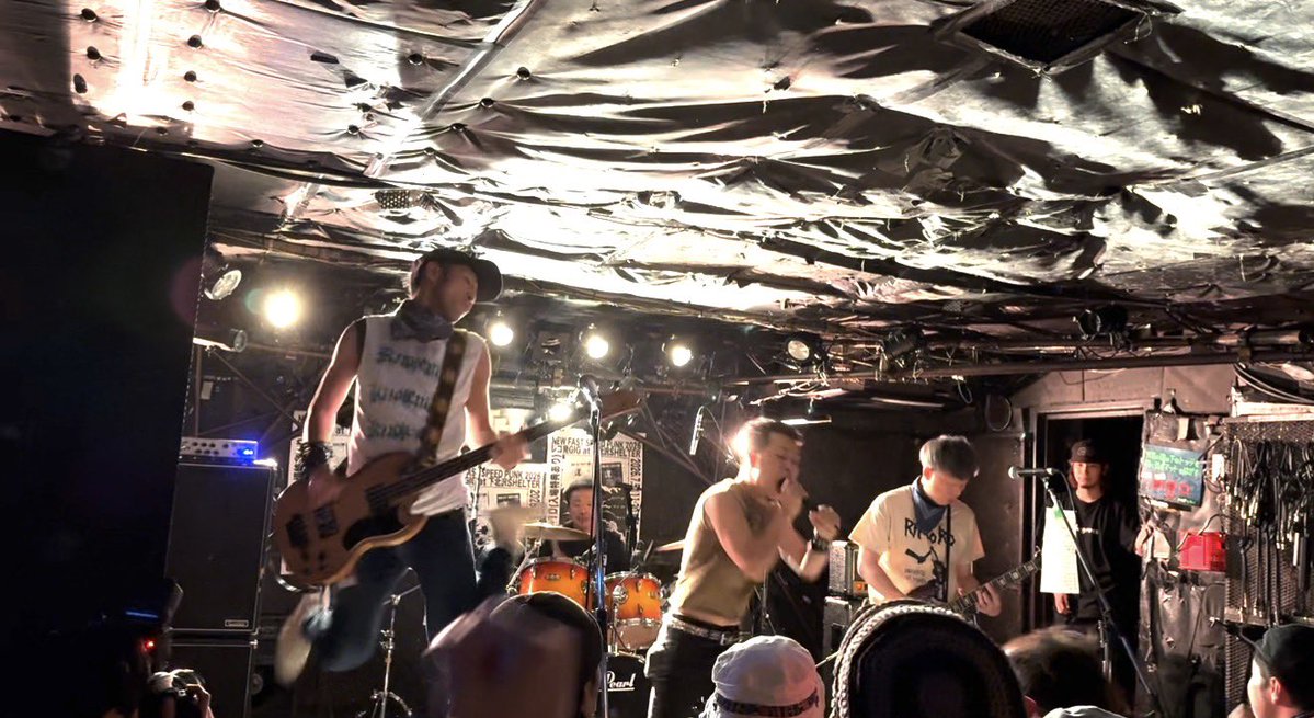 Ranwakaba's tweet photo. 本日はNEW FAST SPEED PUNKレコ発へ🔥️
昨日会ったばっかの人もチラホラいたよね☺️

ヒデジくんの「照明さん、ストロボいらないです。なぜならオレ自身が輝くから」ってMCでシビれちゃいましたねぇ⚡️⚡️⚡️

完全撤収時間ギリギリだったようで、ゆっくり物販見れなかった💦️また今度行くときに！ https://t.co/tsaO8Cc9ia
