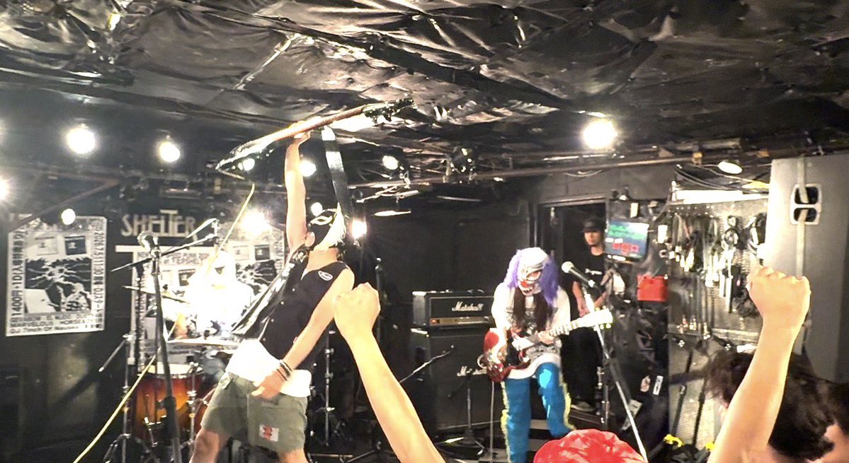 Ranwakaba's tweet photo. 本日はNEW FAST SPEED PUNKレコ発へ🔥️
昨日会ったばっかの人もチラホラいたよね☺️

ヒデジくんの「照明さん、ストロボいらないです。なぜならオレ自身が輝くから」ってMCでシビれちゃいましたねぇ⚡️⚡️⚡️

完全撤収時間ギリギリだったようで、ゆっくり物販見れなかった💦️また今度行くときに！ https://t.co/tsaO8Cc9ia