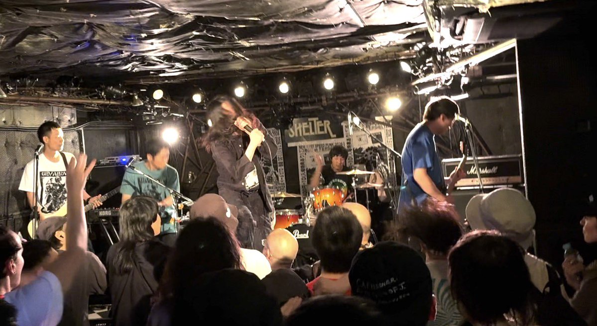 Ranwakaba's tweet photo. 本日はNEW FAST SPEED PUNKレコ発へ🔥️
昨日会ったばっかの人もチラホラいたよね☺️

ヒデジくんの「照明さん、ストロボいらないです。なぜならオレ自身が輝くから」ってMCでシビれちゃいましたねぇ⚡️⚡️⚡️

完全撤収時間ギリギリだったようで、ゆっくり物販見れなかった💦️また今度行くときに！ https://t.co/tsaO8Cc9ia