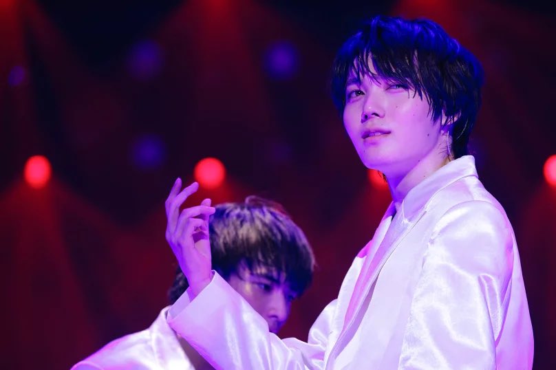 gsbvam's tweet photo. 光咲さんの後ろにいる潤さんきれいすぎて https://t.co/tRHrB5Avcs