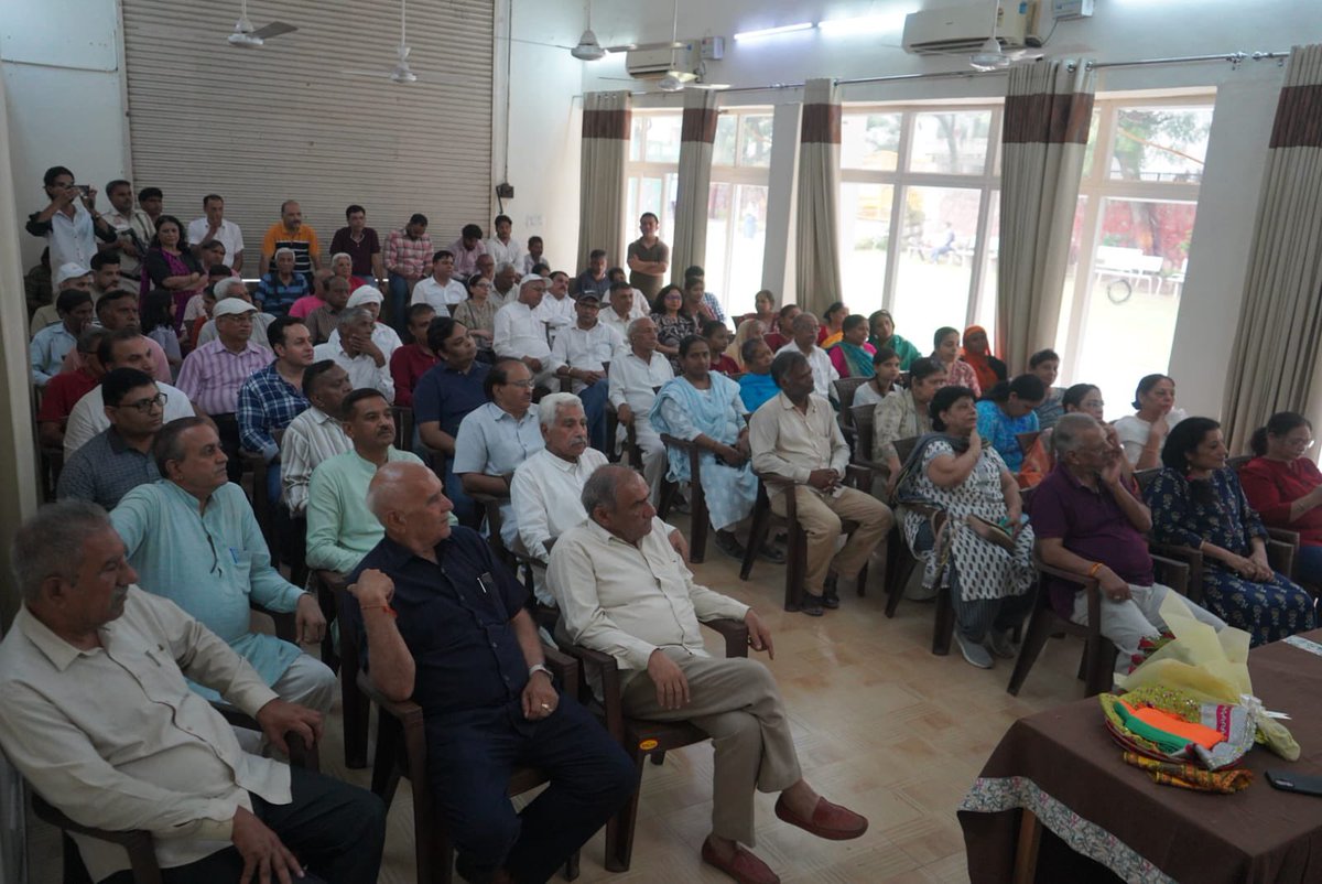 kgahlot's tweet photo. बिजवासन विधानसभा के महिपालपुर मंडल स्थित वसंत कुंज सेक्रर C- 8 में आयोजित “विकसित भारत संकल्प सम्मेलन” में सहभागिता का सौभाग्य प्राप्त हुआ।

आदरणीय प्रधानमंत्री श्री @narendramodi जी के नेतृत्व में सेवा, सुशासन और जनकल्याण के सफल 12 वर्षों की ऐतिहासिक उपलब्धियों को उपस्थित नागरिकों एवं कार्यकर्ताओं के साथ साझा किया। सभी ने विकसित भारत के निर्माण में अपना सक्रिय योगदान देने का संकल्प लिया।

इस अवसर पर विधानसभा प्रभारी श्री कृष्ण गोदारा जी, पार्षद श्री इंद्रजीत सहरावत जी, ज़िला महामंत्री श्रीमती मनीषा शर्मा जी, ज़िला मंत्री श्रीमती सविता सोनी जी, पूर्व ज़िला मंत्री श्री रविन्द्र गोदारा जी, महिपालपुर मंडल मंत्री श्री कृष्ण सहरावत जी, द्वारका C मंडल अध्यक्ष श्री अंकुर जी एवं अन्य वरिष्ठ कार्यकर्ता उपस्थित रहे।

@Inderjit50s  @krishangodara68 @KShehrawat34766 @BJP4Manisha @RavinderGodara_