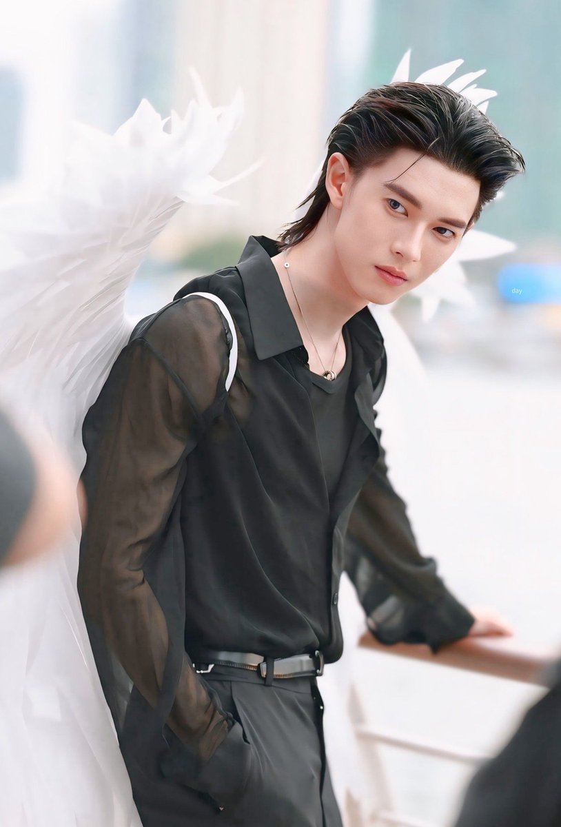 Violet_rebel88's tweet photo. 😺: “So Victoria’s Secret. Gorgeous!”

Do you understand? Pavel literally compared Pooh to Victoria’s Secret models, who are considered some of the most beautiful people in the world.

This man is truly his boyfriend's number one fan. He genuinely thinks Pooh is handsome, gorgeous, and amazing!!!

And he wasn't wrong, was he? Pooh is absolutely gorgeous. 🤗

#FriendlyMeonDreamxPooh