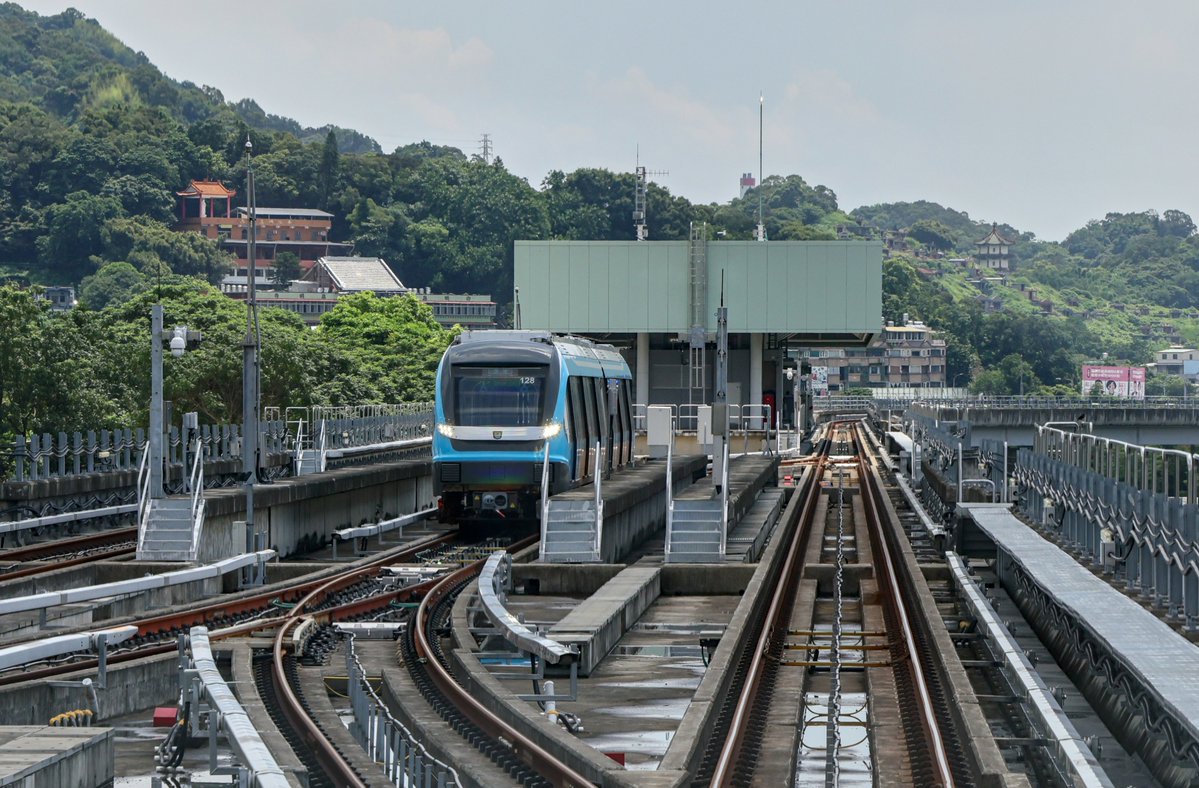 parkarail's tweet photo. 新路線開業！新北捷運（新北メトロ）三鶯線は06/30より2ヶ月間のプレ運営が始まり、二両編成の日立レールイタリア製電車が台北捷運頂埔駅、台北大学、台鐵鶯歌駅を結びます。
[2026/07/04] https://t.co/ZTXUlHcUSA