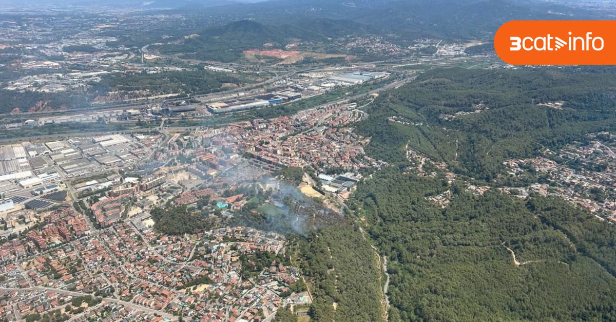3CatInfo's tweet photo. Els Bombers donen per estabilitzat el foc a Sant Andreu de la Barca https://t.co/hZ0TseRNTE https://t.co/aEeovEsvtB
