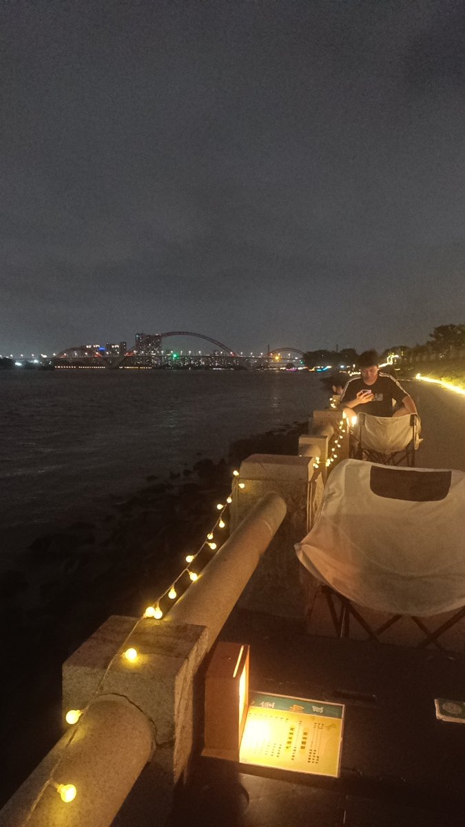 TaylorBosss's tweet photo. After dinner, I went for a walk by the riverside alone. The guy across from me just kept smoking nonstop. I really hate the smell of cigarette smoke. It pissed me off so much that I had no choice but to leave my spot and find somewhere else to enjoy the view https://t.co/MiDjqEjzZQ