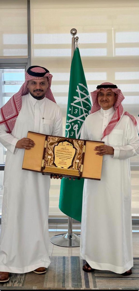KSAembassyJO's tweet photo. سمو السفير  منصور بن خالد بن فرحان آل سعود، يستقبل في مكتبه الدكتور احمد الحسن الشريف والذي قدم لسموه درعاً تذكارياً من الأطباء السعوديين الملتحقين ببرنامج الامتياز والزمالة والإقامة الطبية في المراكز الطبية في الأردن، وهنأ سموه الدكتور أحمد بمناسبة حصوله على شهادة التفوق https://t.co/D3tpmxcX0U