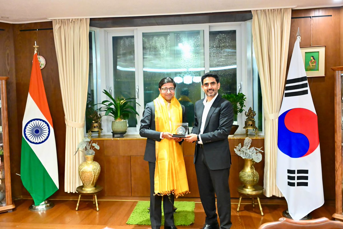 LNUpdatess's tweet photo. కొరియన్ ఎలక్ట్రానిక్స్, చిప్‌ కంపెనీలు ఏపీకి వచ్చేలా సహకరించండి

దక్షిణ కొరియాలో భారత రాయబారి గౌరంగలాల్ దాస్ తో మంత్రి @naralokesh భేటీ https://t.co/BfwvydQ1rw