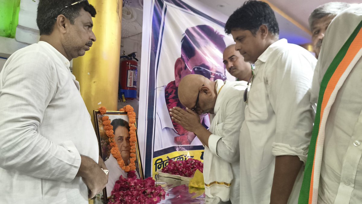 kashikirai's tweet photo. वरिष्ठ कांग्रेस नेता आदरणीय हाजी मोहम्मद याकूब जी के निधन का अत्यंत दुखद समाचार प्राप्त हुआ।

आज कानपुर के 'दारूल मौला मैरेज हॉल' (नाला रोड) पहुँचकर उन्हें भावभीनी श्रद्धांजलि अर्पित की और शोक संतप्त परिजनों से मिलकर अपनी संवेदनाएं व्यक्त कीं।

याकूब साहब का संगठन के प्रति समर्पण हमेशा याद किया जाएगा। 

ईश्वर उनकी आत्मा को शांति प्रदान करें और परिवार को यह आघात सहने की शक्ति दें। 

ॐ शांति! 

#UPCongress #Kanpur