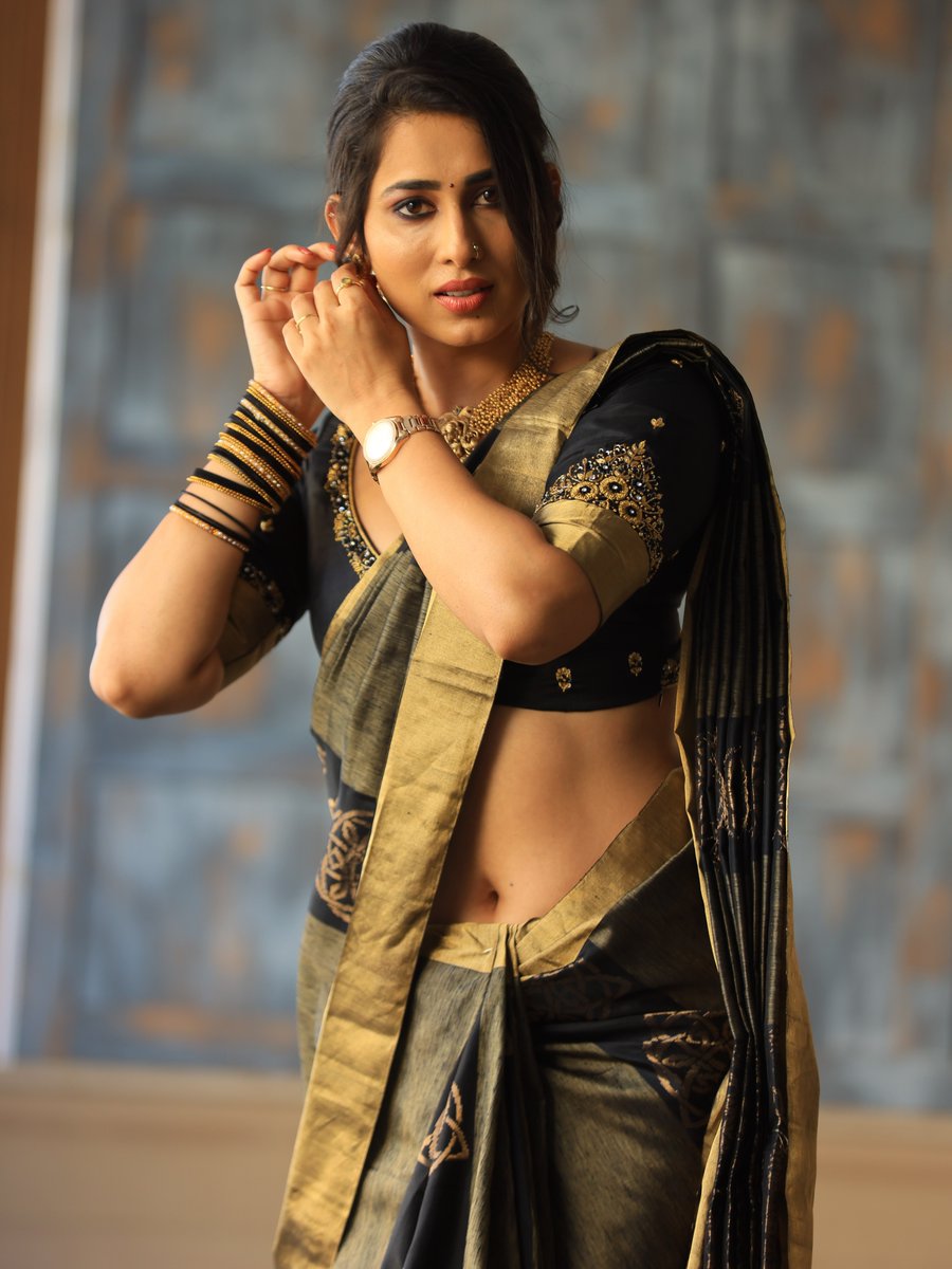 ffcinema_com's tweet photo. Like the midnight sky holding its breath, wrapped in six yards of timeless grace and quiet poetry. 🖤✨
#blacksareelove #priyahegde #pagent #actress #ffcinema https://t.co/YIh0vpr8if