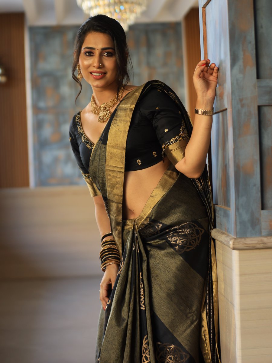 ffcinema_com's tweet photo. Like the midnight sky holding its breath, wrapped in six yards of timeless grace and quiet poetry. 🖤✨
#blacksareelove #priyahegde #pagent #actress #ffcinema https://t.co/YIh0vpr8if
