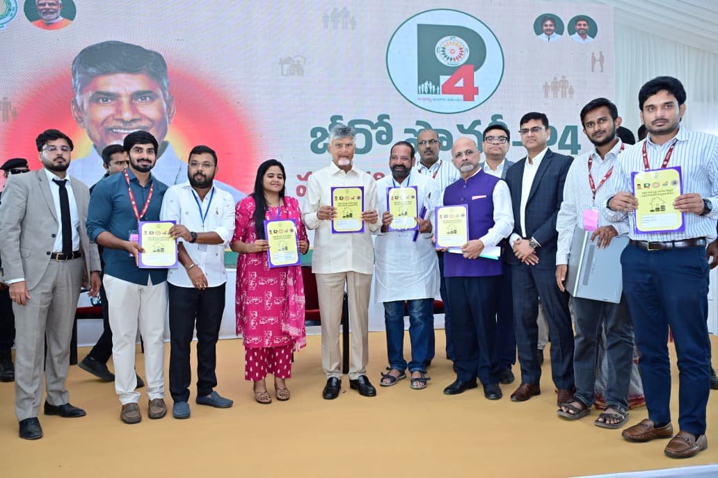 JaiTDP's tweet photo. కుప్పంలో పీ4 మార్గదర్శులు, బంగారు కుటుంబాలతో ముఖ్యమంత్రి చంద్రబాబు నాయుడు గారు సమావేశం.
#P4Model
#Margadarsi_BangaruKutumbam
#IdhiManchiPrabhutvam
#CBNInKuppam
#ChandrababuNaidu
#AndhraPradesh https://t.co/ZpJRLWO1my